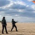 Avontuur in Zeeland met powerkiten op een breed strand aan de Nederlandse kust