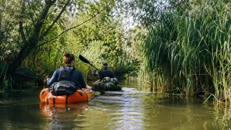 Avontuur in de Biesbosch met twee packrafters die door een rustige kreek peddelen